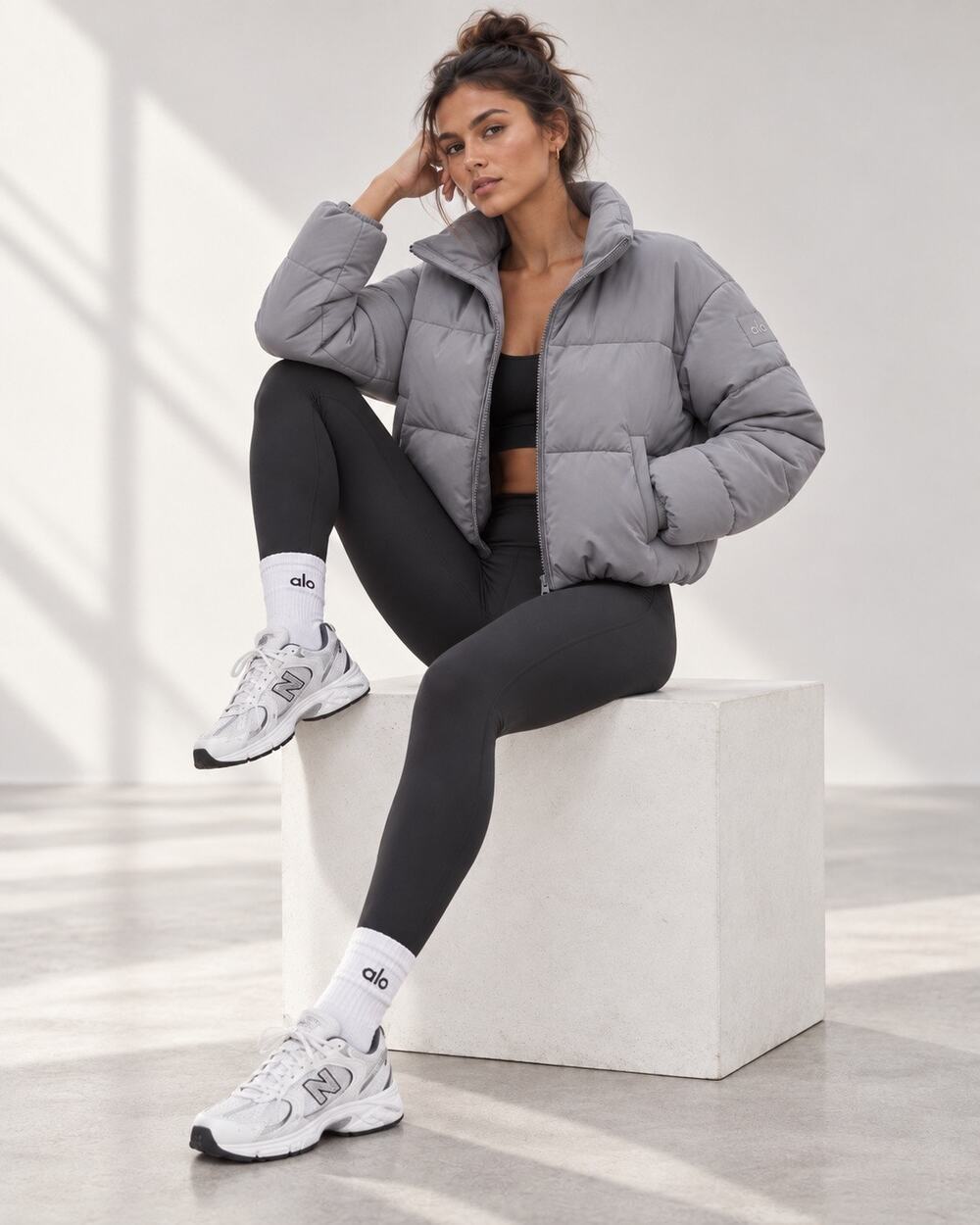 Alo Yoga Stretch Woven Street Puffer in Fog Small
